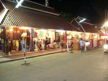 Anusarn Market shops