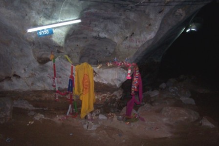 Muang On Cave - Shrine